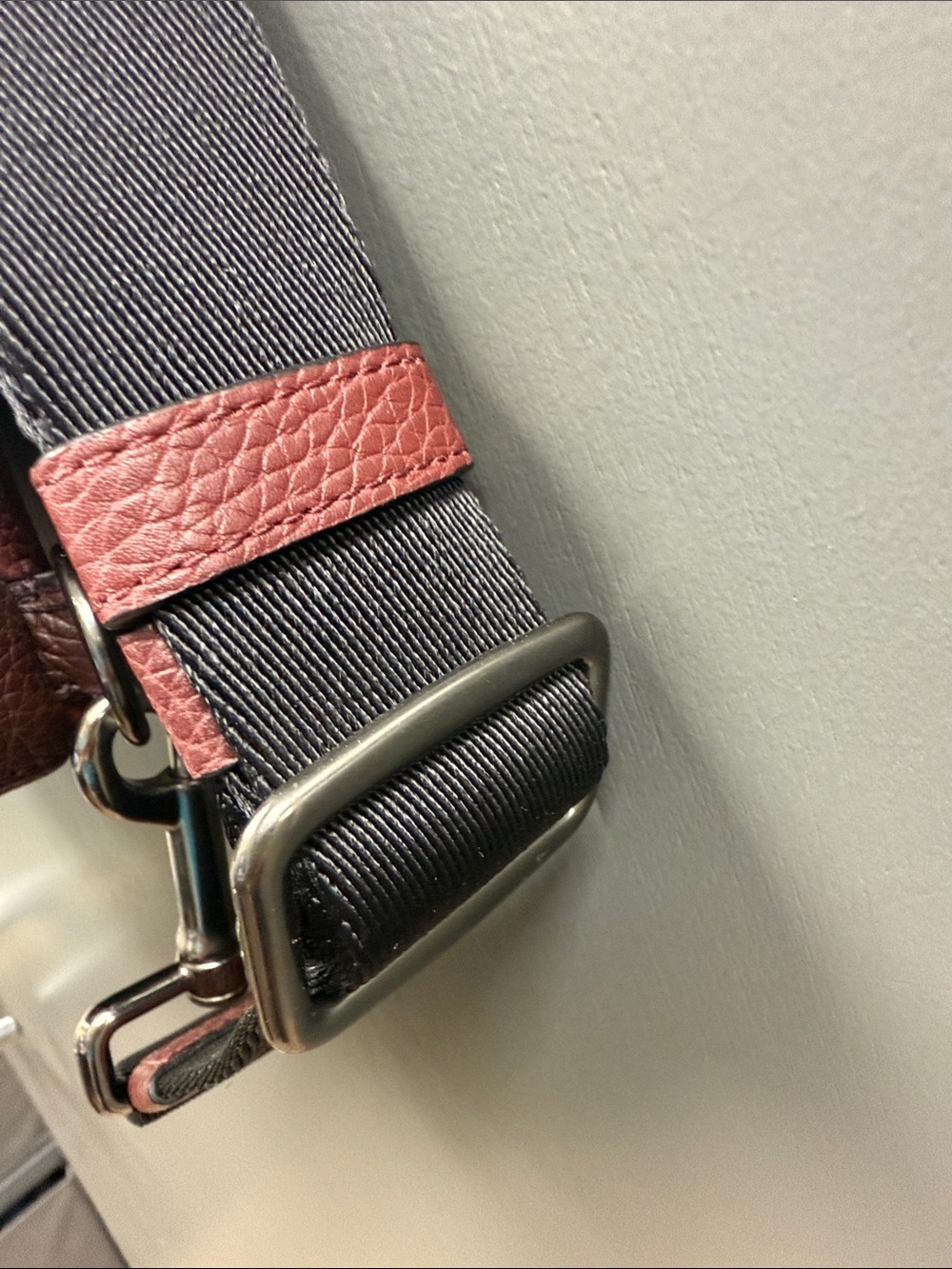 Coach Men's Pebbled Leather Sling Bag in Wine and Black - Picture 5 of 9